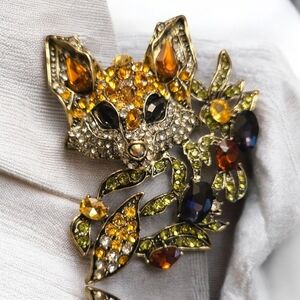 XLG Beautiful Detailed Rhinestone Fox Brooch NWT